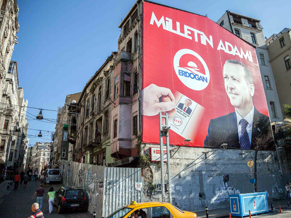 Milletın (Nation bzw. auch Leute) Adamı (Mann): Recep Tayyip Erdoğan. Wahlwerbung in İstanbul, August 2014 (Foto: Ralf Rebmann)