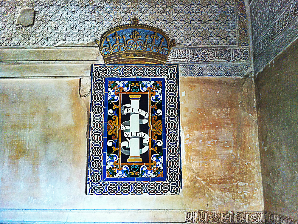 Katholische Krone, integriert in islamische Keramik, Alhambra, Granada, Spanien 2015